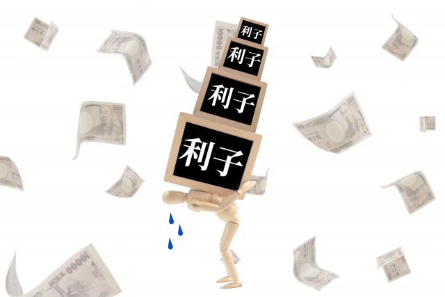 お金を手に頭を抱える。松江市で債務整理の無料相談が弁護士にできます